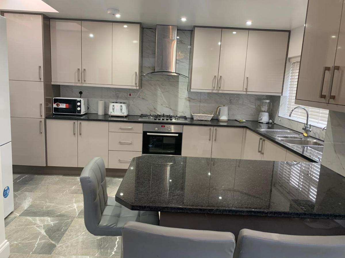 Beautiful All Room En-Suite 4 Bedrooms House , Free Parking, Wifi, Corporate, Contractors, Family Relocation, Contact Us For Long Term Rate Ilford Eksteriør bilde